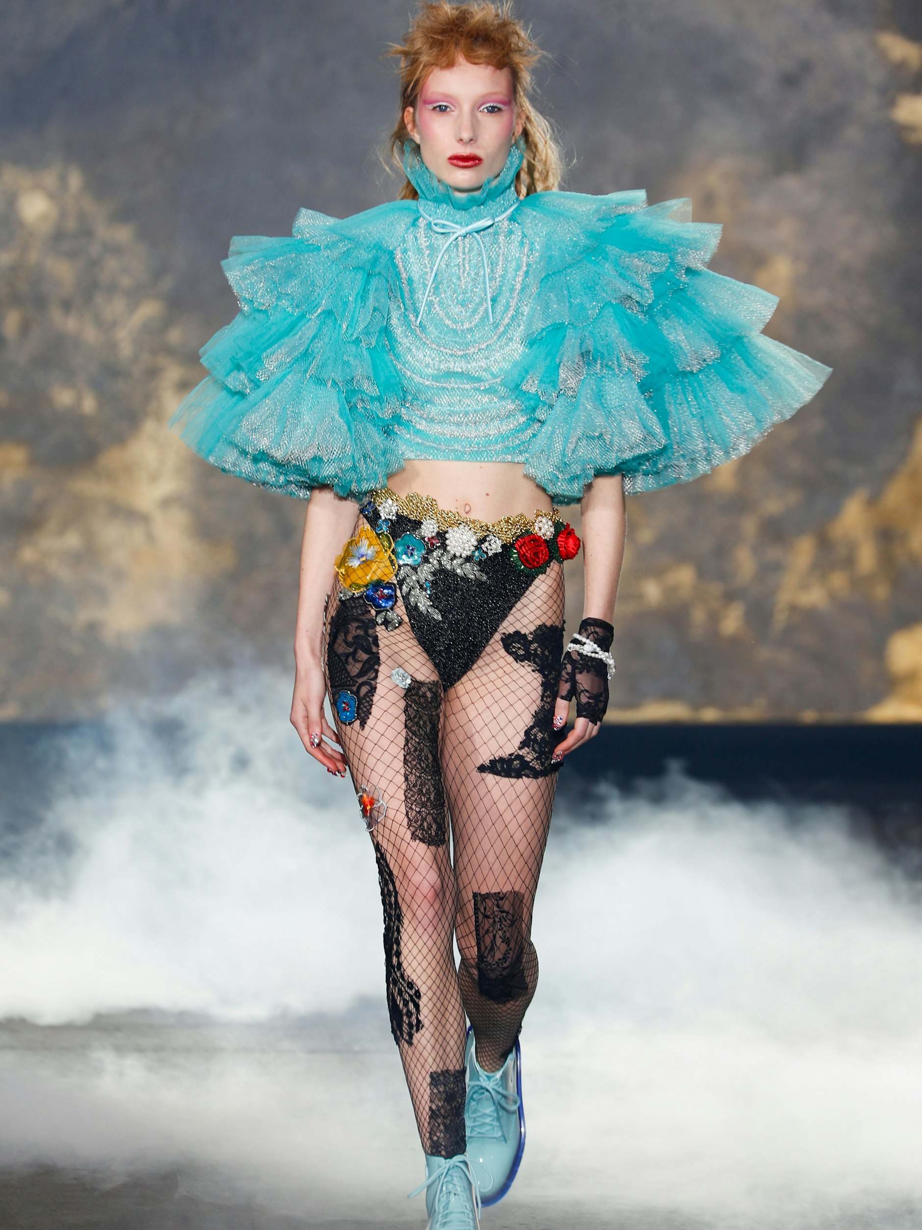 Oben Old Hollywood, unten Harley Quinn: Viktor &amp; Rolf zeigen punkige Haute Couture schlicht abgefilmt, ohne Bohei.&nbsp;<br>