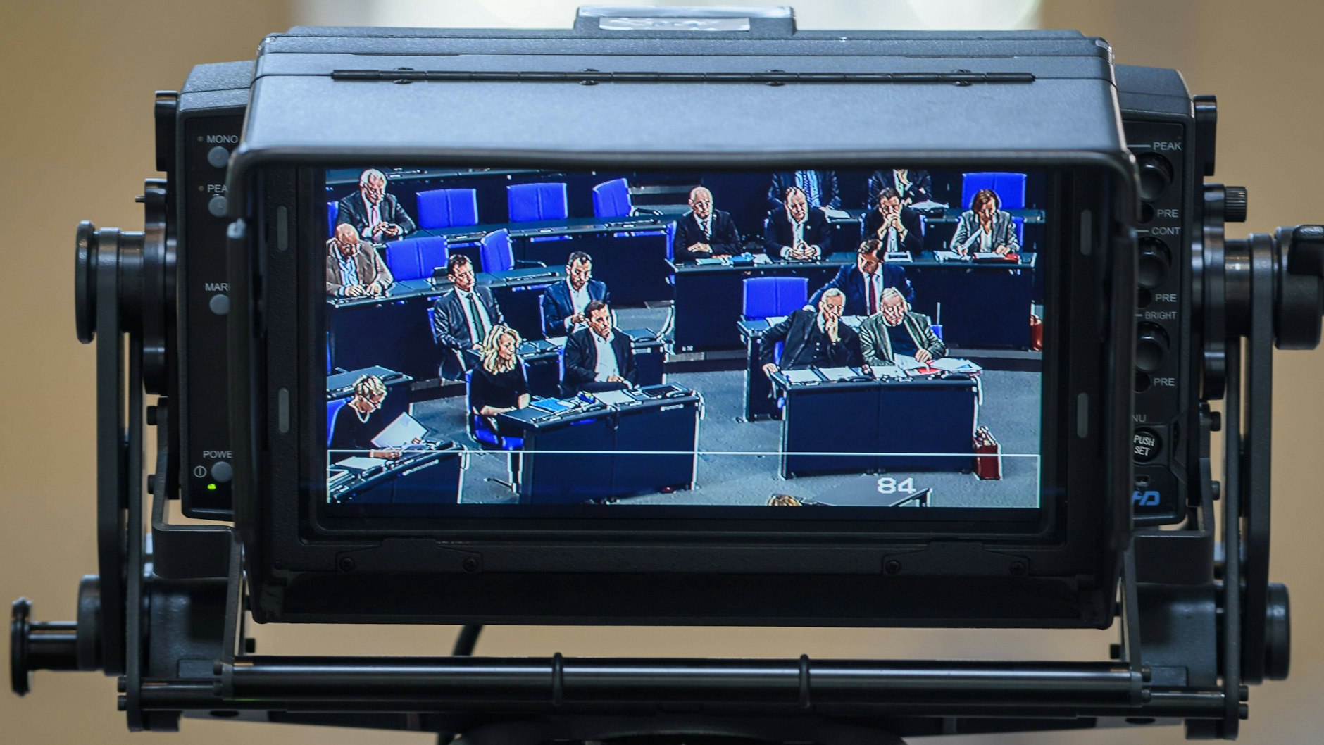 Mitglieder der Bundesfraktion der AfD, aufgenommen auf einem Monitor einer Fernsehkamera im Bundestag