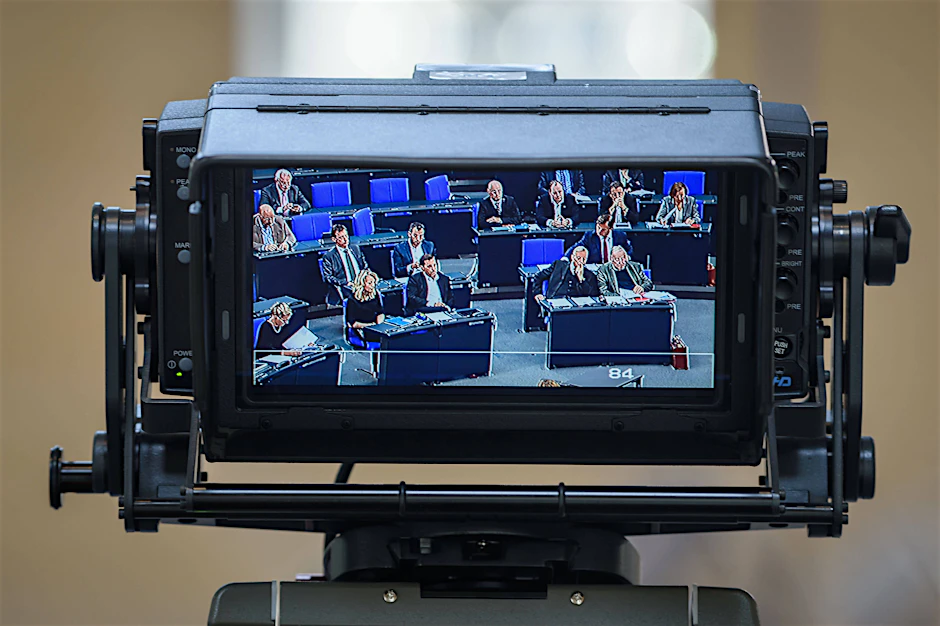 Mitglieder der Bundesfraktion der AfD, aufgenommen auf einem Monitor einer Fernsehkamera im Bundestag
