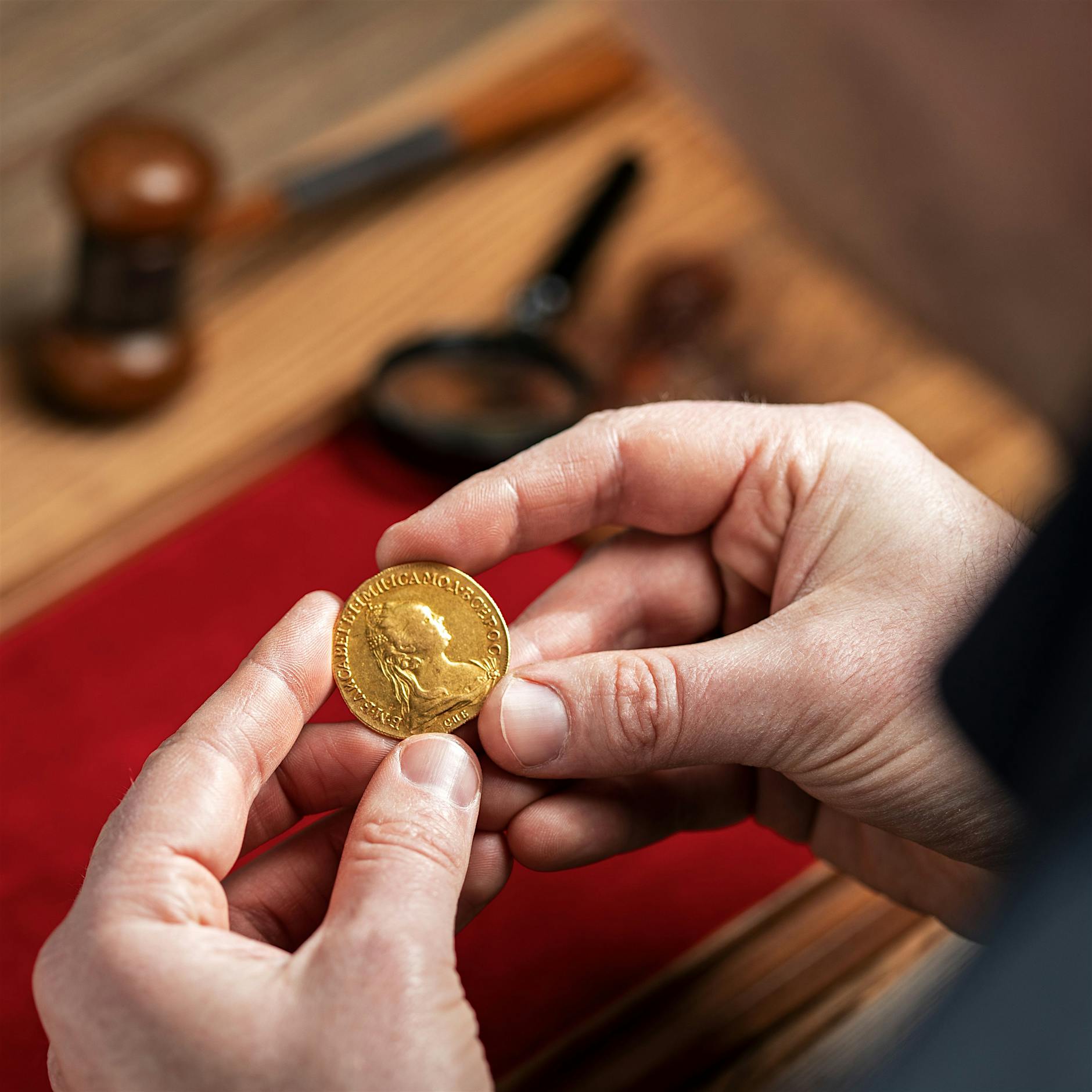 Beim Aufräumen: Berliner findet Münze im Wert von 210.000 Euro