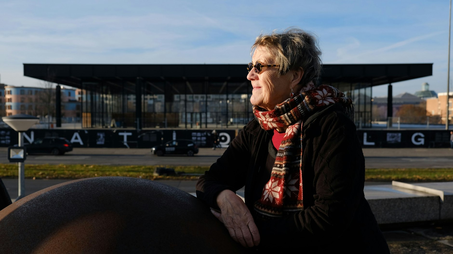 Die Kunstredakteurin der Berliner Zeitung, Ingeborg Ruthe, beobachtet die Straßen vor der Neuen Nationalgalerie in Berlin.