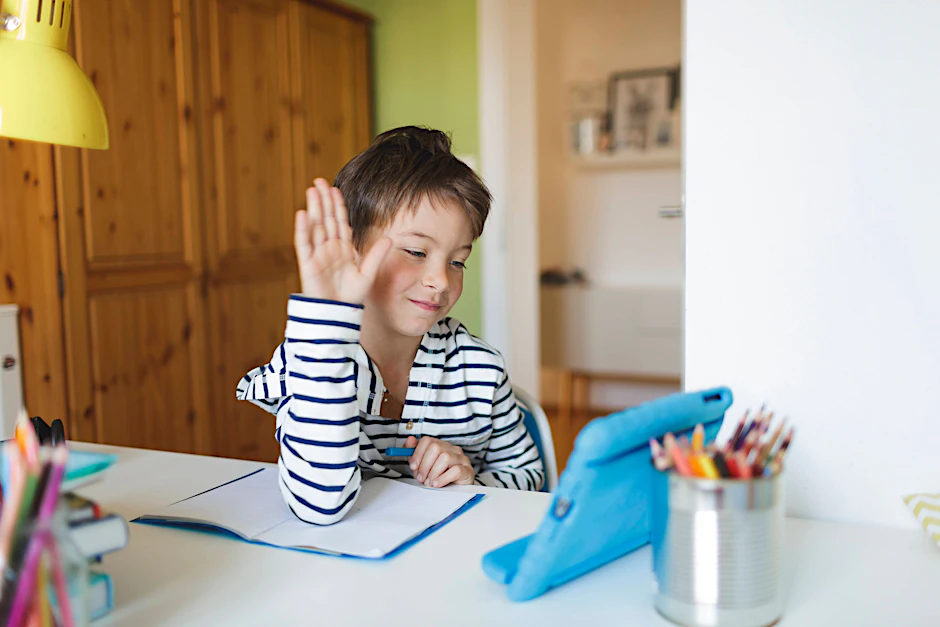 Ein Junge, der vielleicht seinen Klassenkameraden oder seiner Lehrerin zuwinkt.&nbsp;&nbsp;