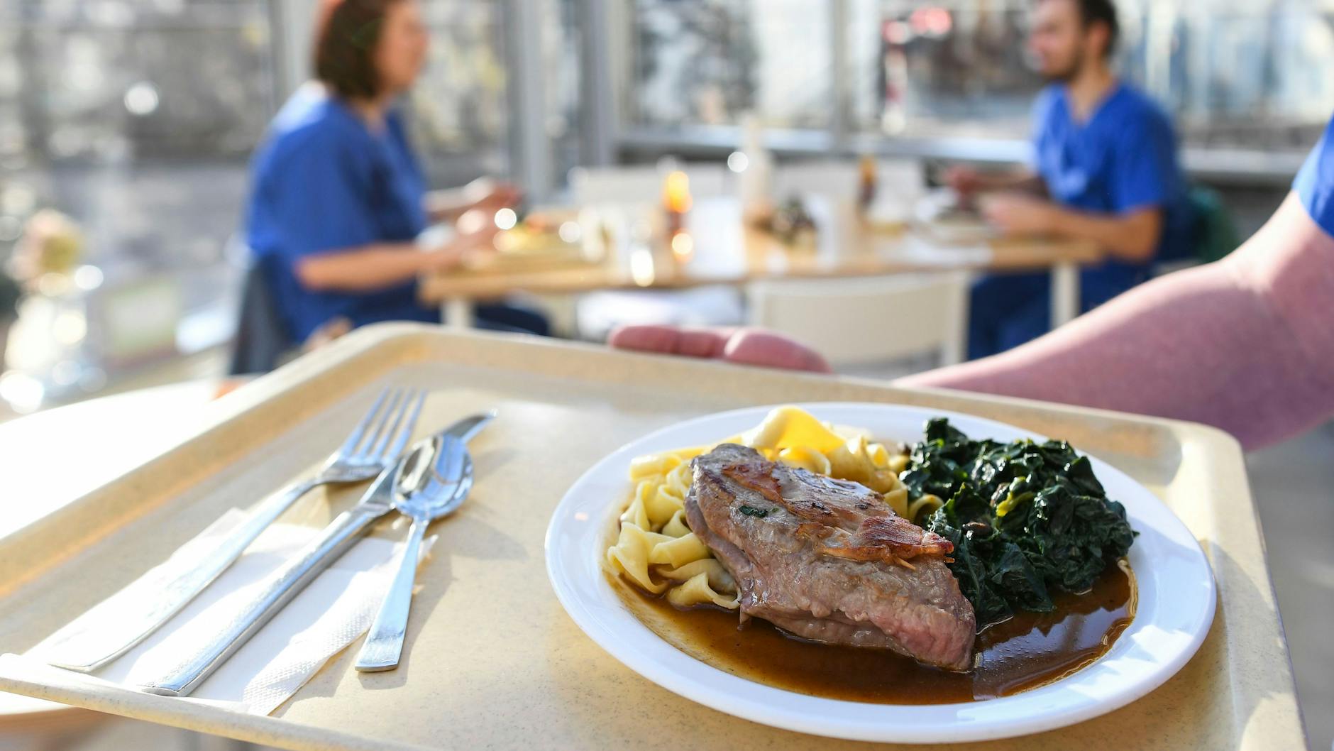 Saltimbocca mit hausgemachten Nudeln und frischem Spinat steht auf dem Speiseplan.