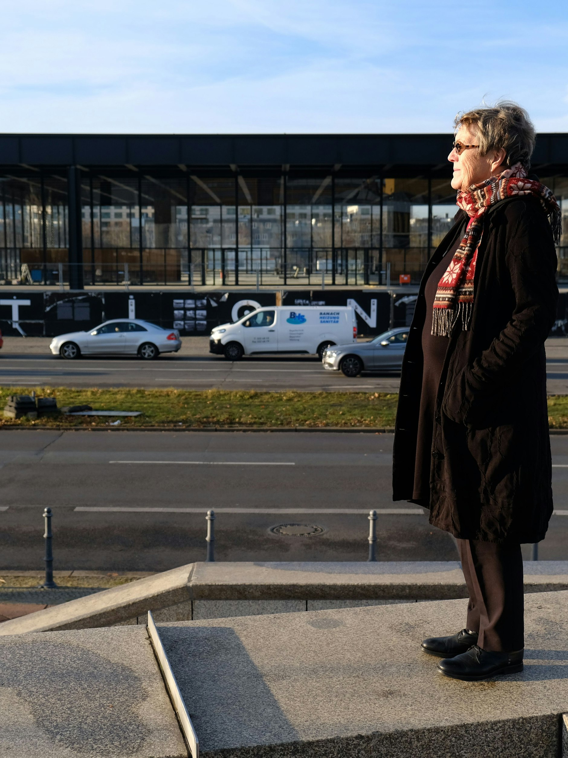 Ingeborg Ruthe auf den Treppen vor dem Bau der Neuen Nationalgalerie in Berlin.