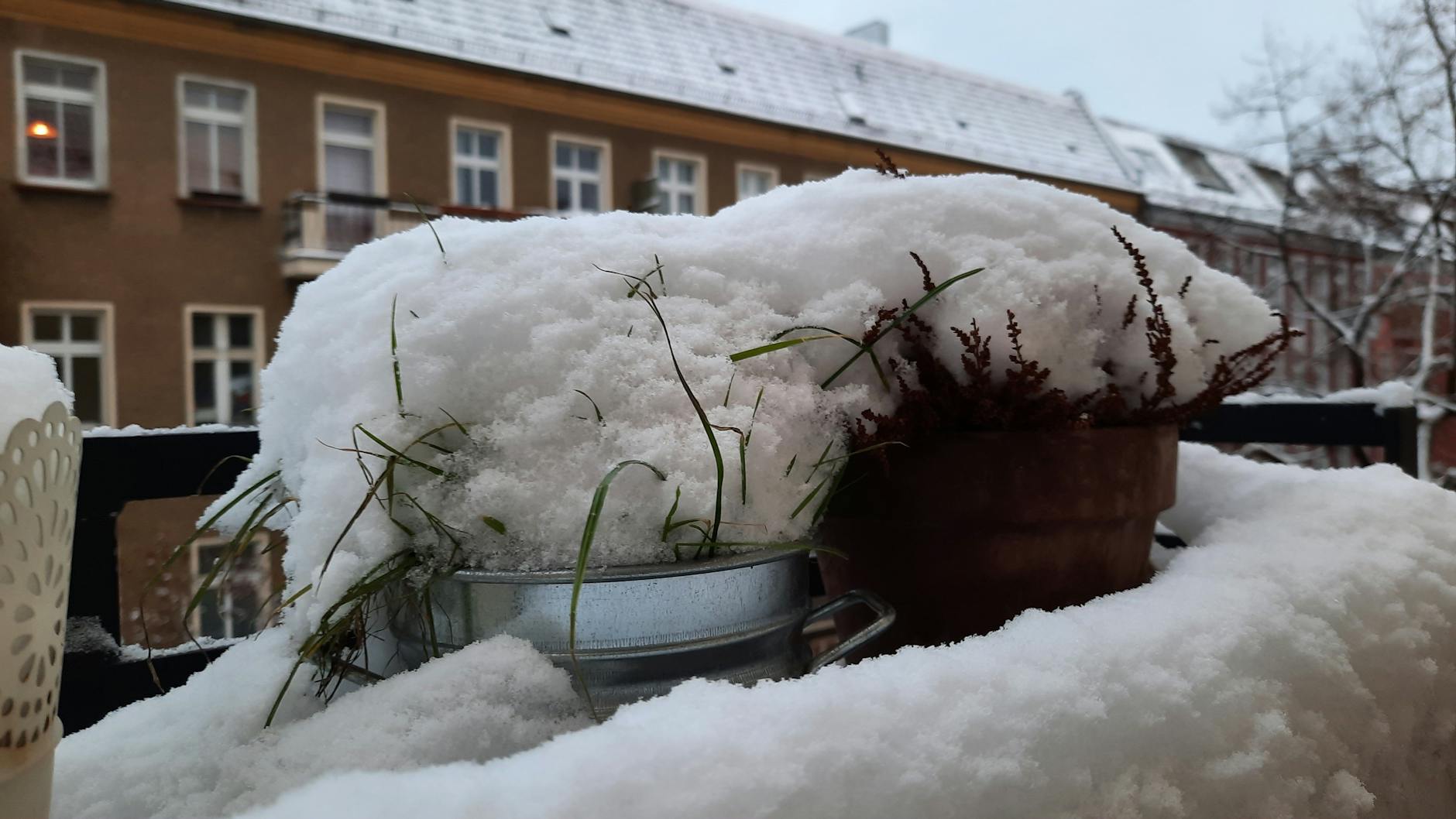Wo der Schnee nur schlecht wegschmelzen konnte, bildete sich örtlich eine mehr als fünf Zentimeter dicke Schicht.