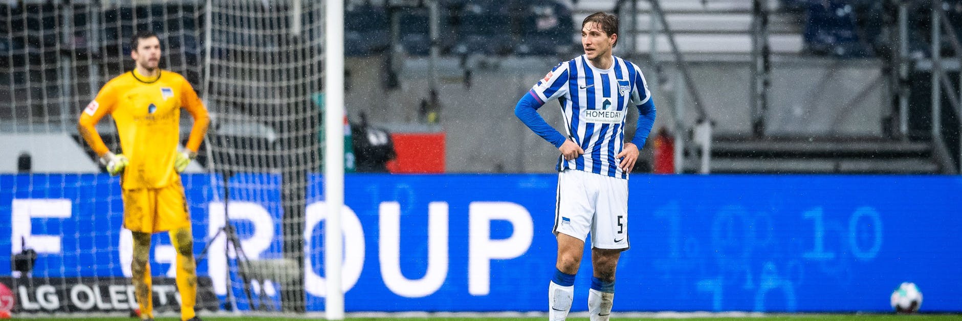 Niklas Stark (r.) und Torwart Rune Jarstein wirken enttäuscht und ratlos nach der Niederlage in Frankfurt.