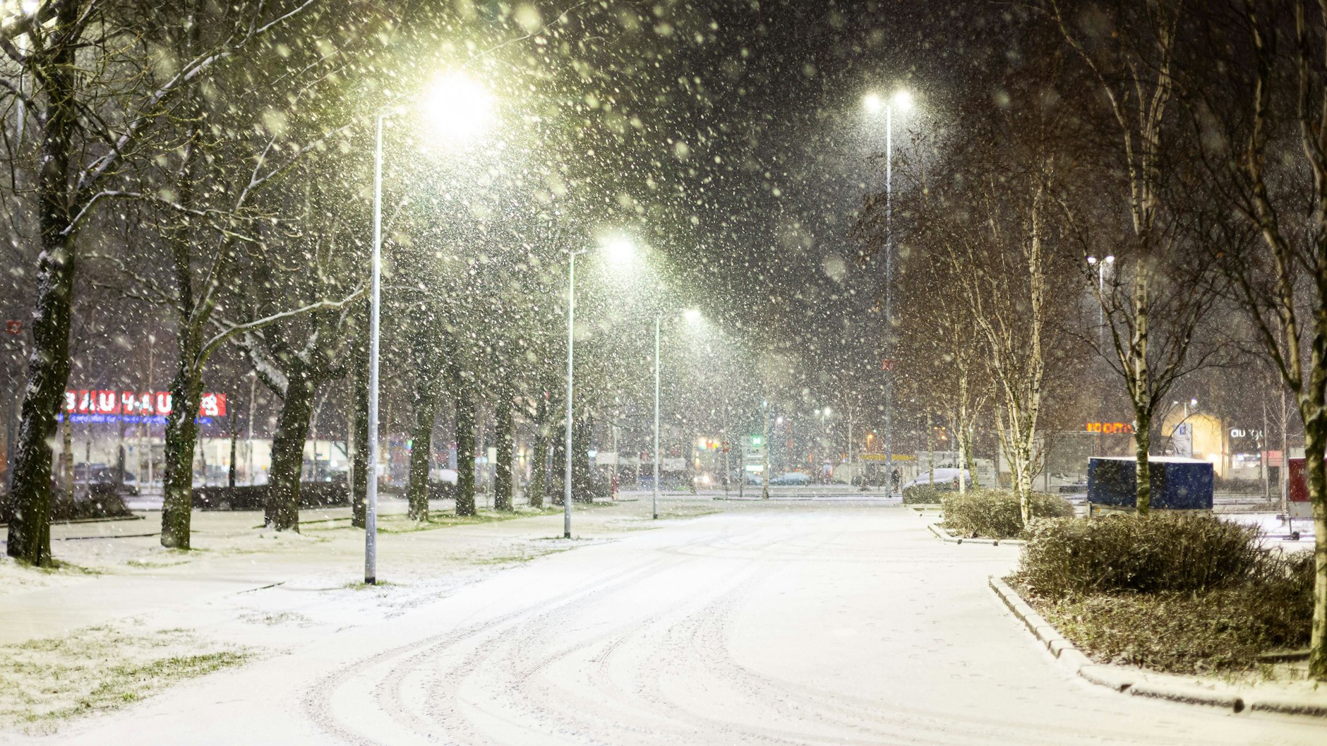 Wiesen und wenig befahrene Wege schneiten in der Nacht komplett ein.