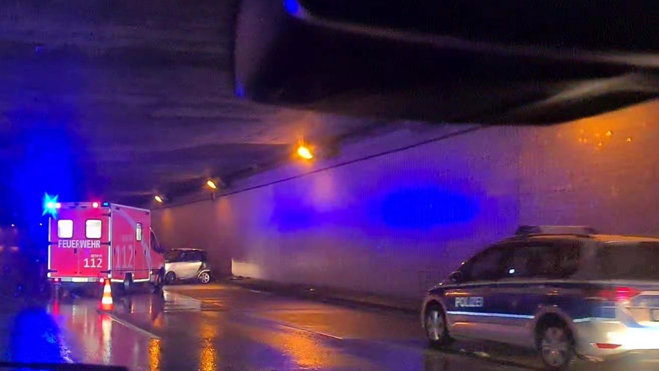 Der Fahrer des Autos prallte gegen die Tunnelwand.