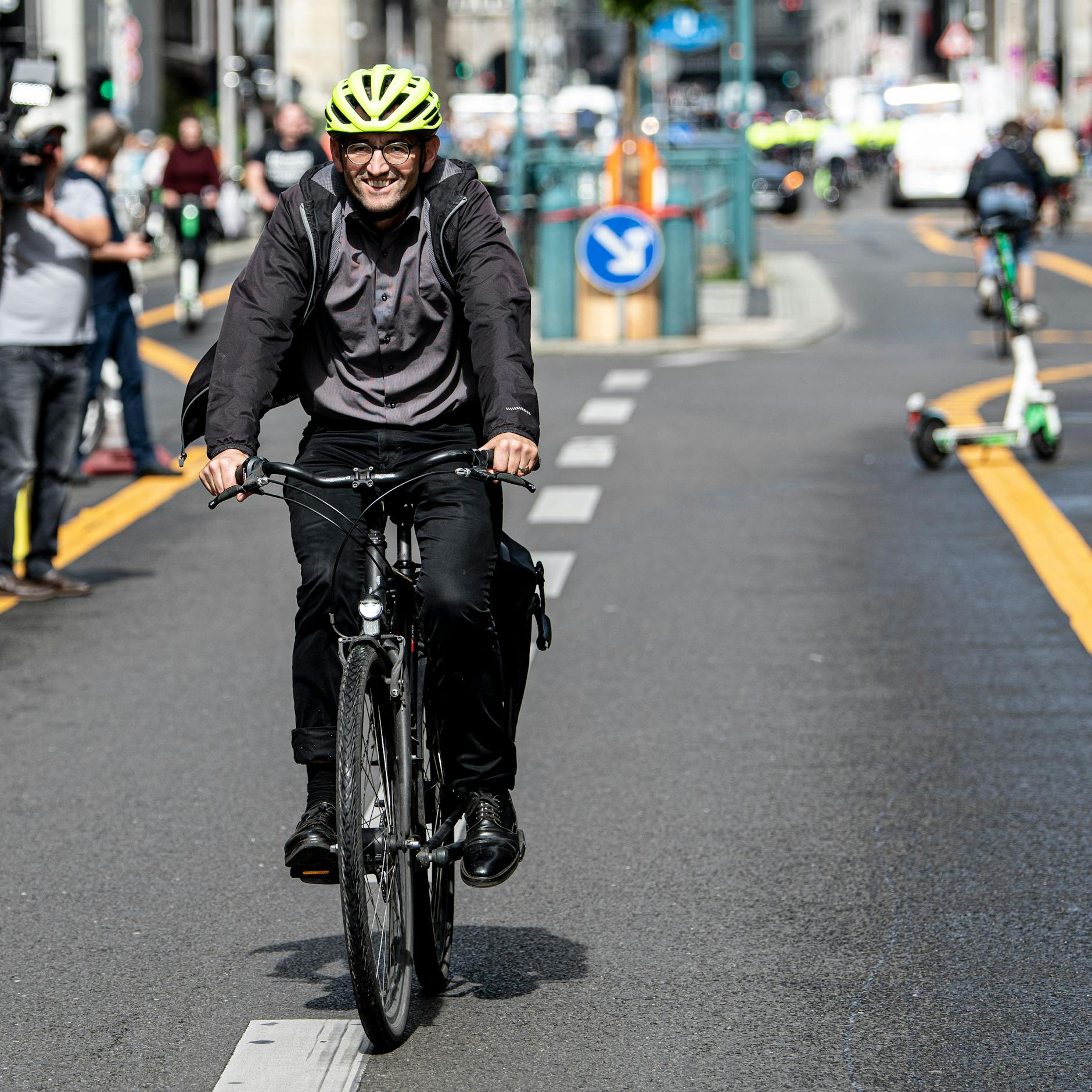 Stephan von Dassel (Bündnis 90/Die Grüne), Bezirksbürgermeister von Mitte, kommt zur offiziellen Eröffnung des autofreien Abschnitts der Friedrichstraße mit dem Fahrrad.