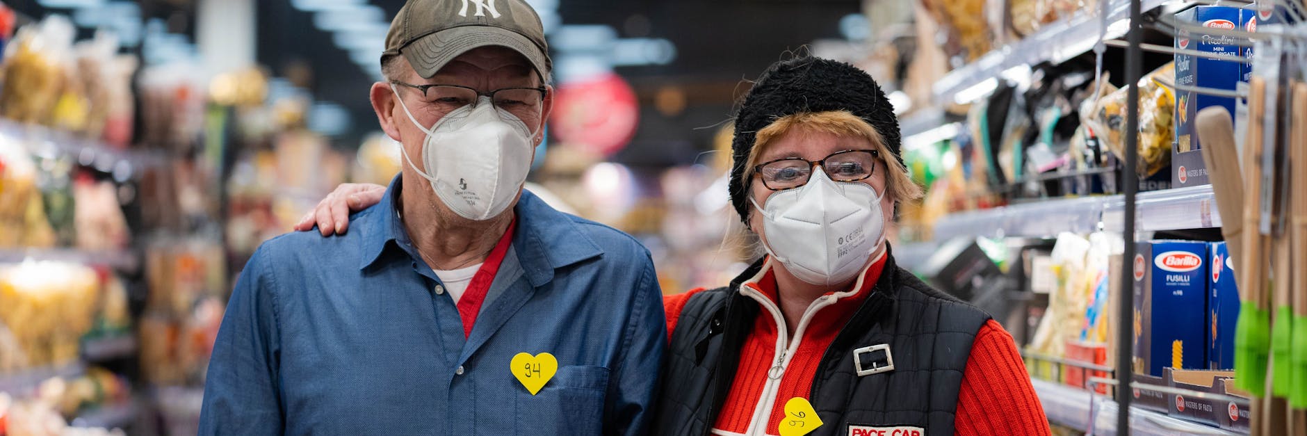 Heinz und Lucia nehmen am „Single-Shopping“ in einem Supermarkt im fränkischen Volkach teil. 