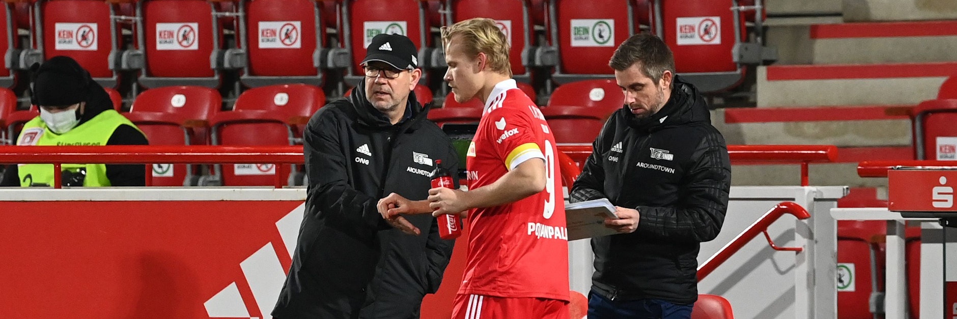 Unions&nbsp; Trainer Urs Fischer (l.) wechselt seinen Joker Joel Pohjanpalo (M.) ein.&nbsp;