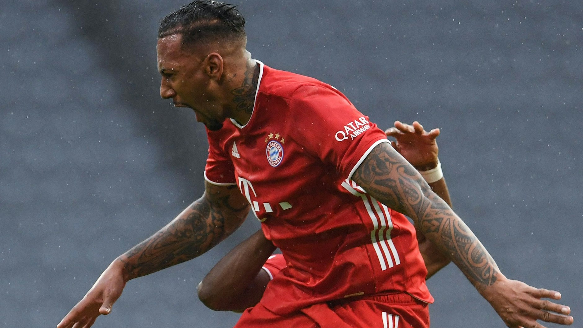 Besonders schön, weil es so selten ist:&nbsp;Jérôme Boateng jubelt über einen eigenen Treffer.