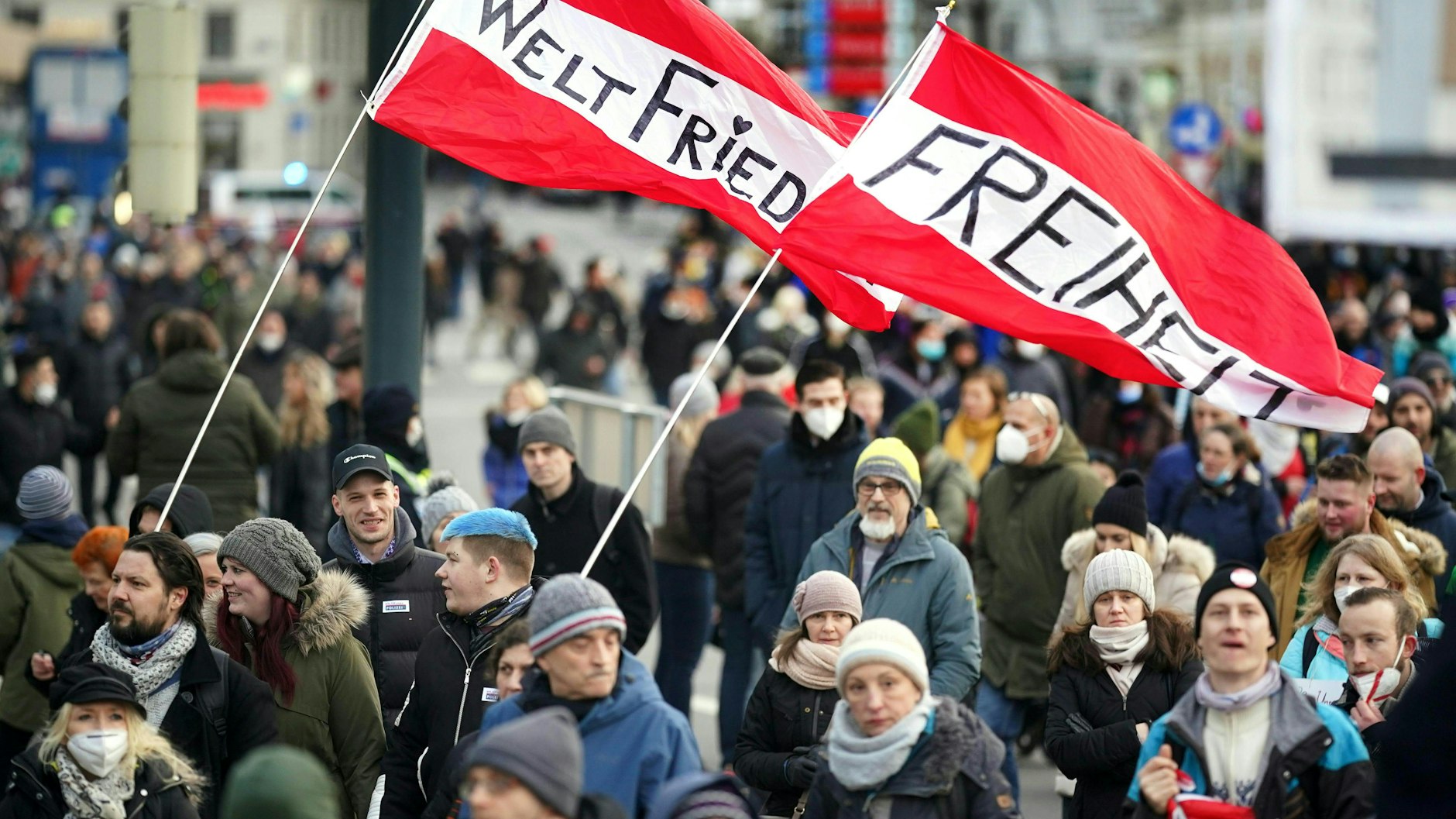 Bei einem nicht genehmigten Protest gegen Corona-Maßnahmen sind am Sonntag in Wien mehrere Menschen angezeigt worden.&nbsp;