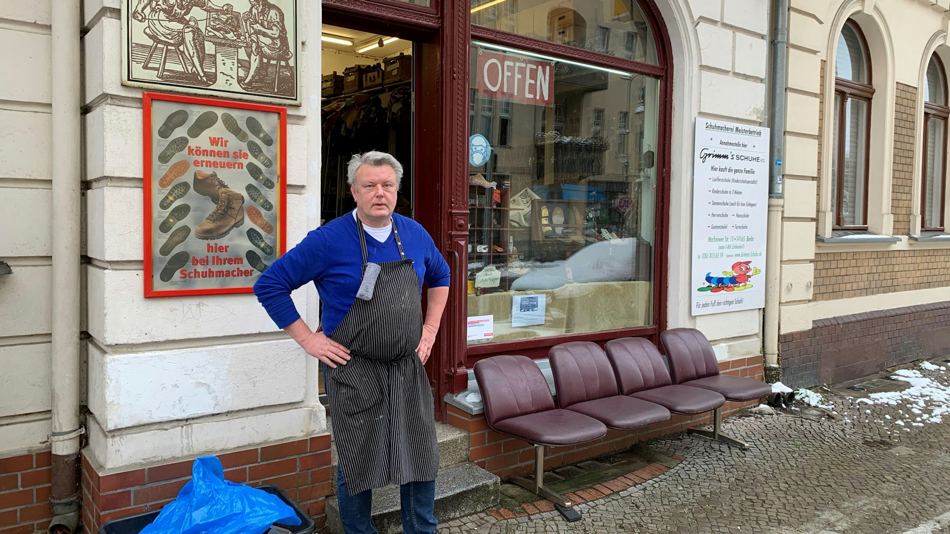 Schumachermeister Dirk Kohlke vor seiner Werkstatt in der Machnower Straße. Sein Großvater gründete die Firma 1929 in Wedding.