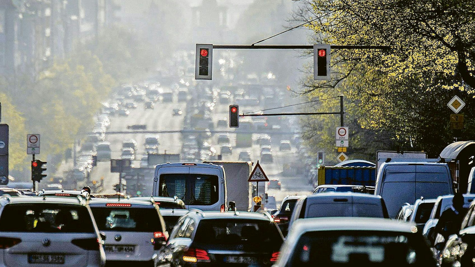 Stau auf der Bismarckstraße in Charlottenburg. Etwas mehr als ein Viertel des Feinstaubs in Berlin stammt aus dem Verkehr – doch der ist 2020 auf das ganze Jahr gerechnet kaum zurückgegangen.