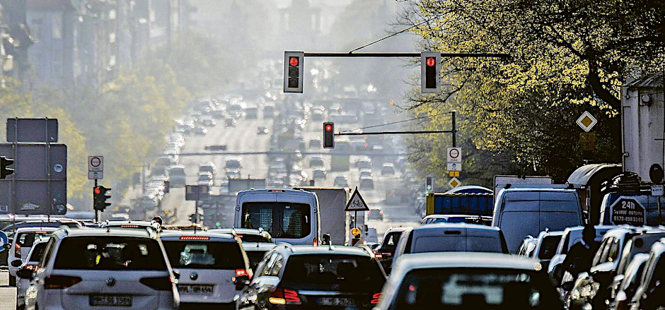 Stau auf der Bismarckstraße in Charlottenburg. Etwas mehr als ein Viertel des Feinstaubs in Berlin stammt aus dem Verkehr – doch der ist 2020 auf das ganze Jahr gerechnet kaum zurückgegangen.