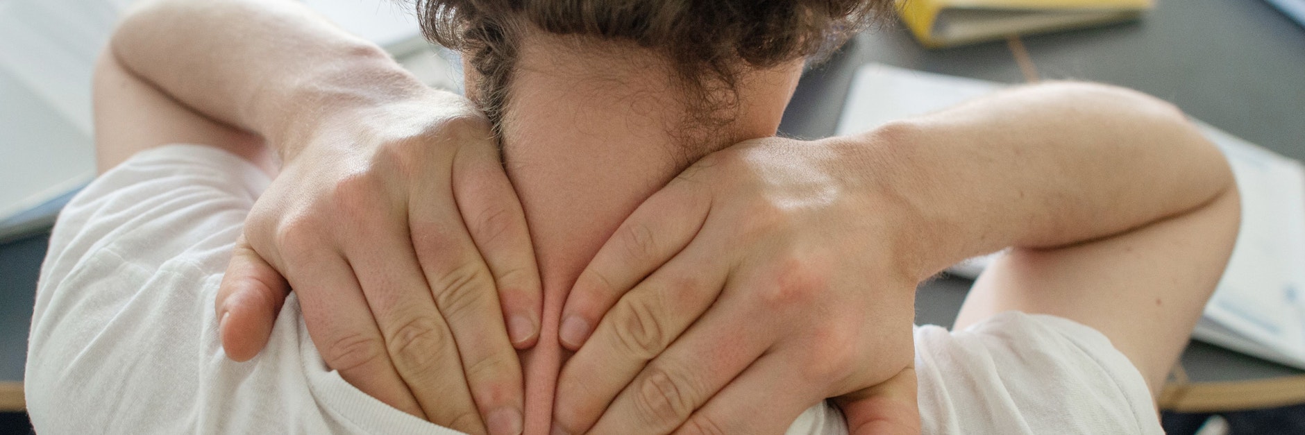 Der Bereich von Schultern und Nacken ist die Problemzone vieler Menschen, die viel und lange sitzen.