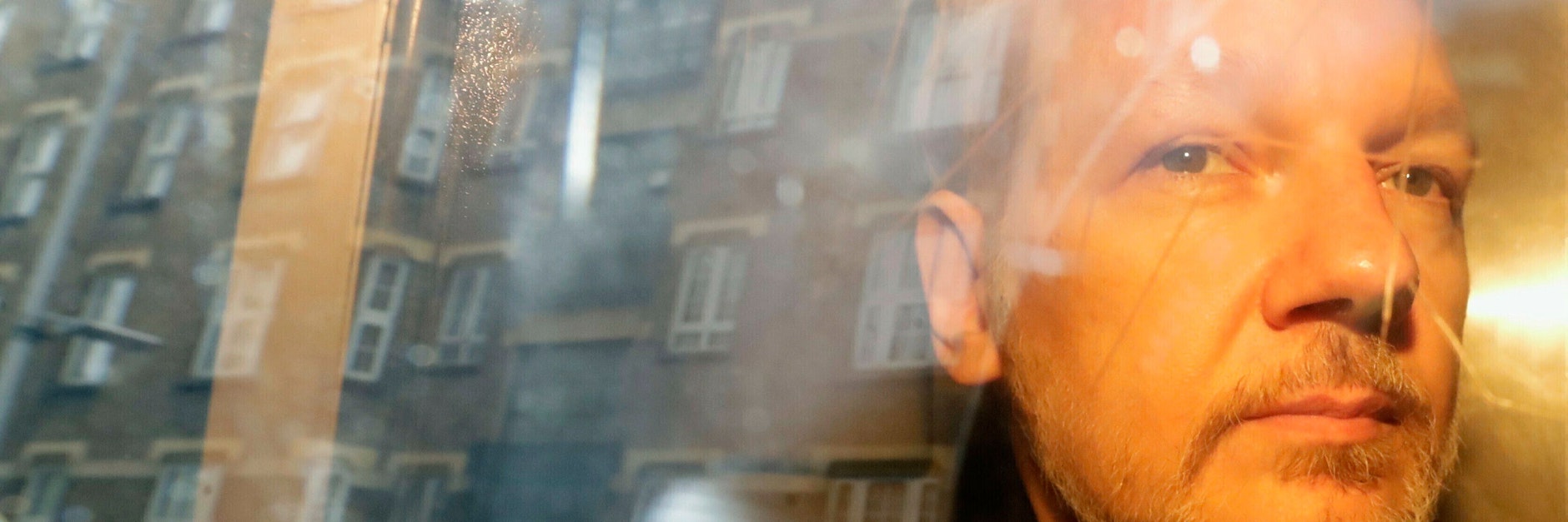 Assange 2019 nach einem Gerichtstermin in London, als ihm vorgeworfen worden war, sich wegen seiner Flucht in die Botschaft Ecuadors der britischen Justiz entzogen zu haben.