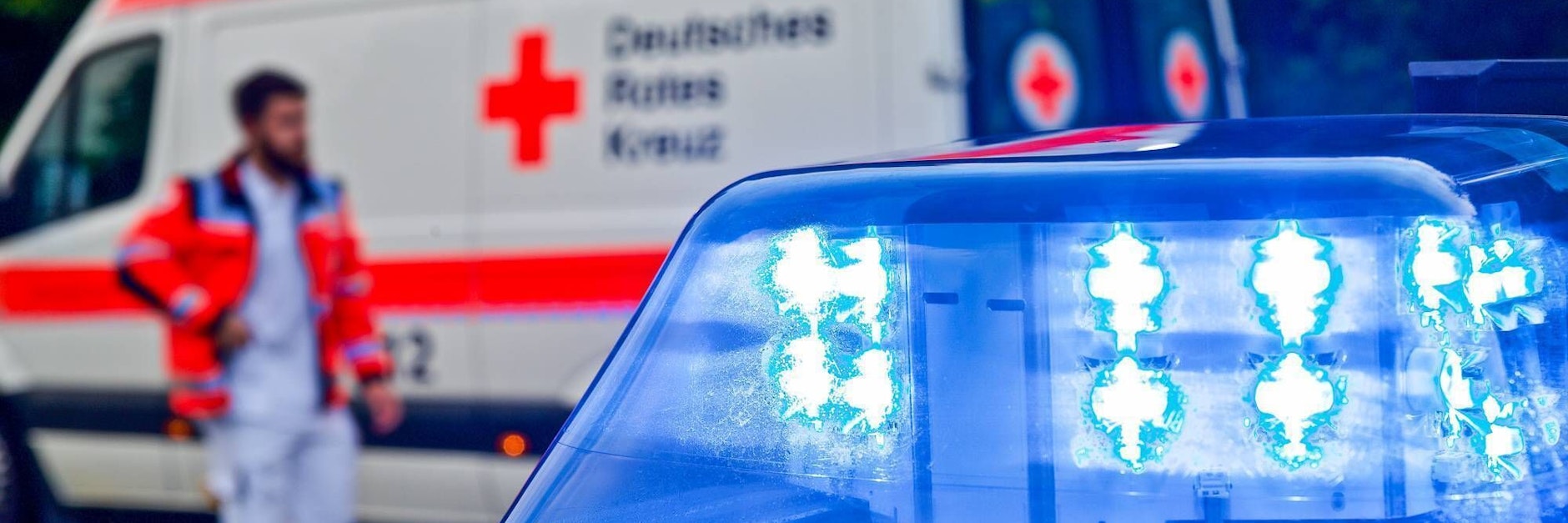 Rettungskräfte an einer Einsatzstelle (Symbolbild).