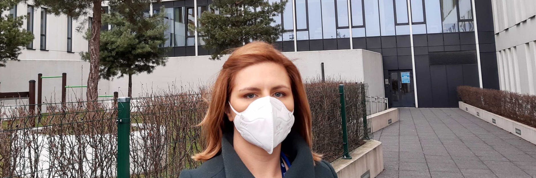 Die Kinderärztin Patrycja Matczuk vor dem Warschauer Krankenhaus, in dem sie arbeitet. Sie lernt Deutsch, wird Polen voraussichtlich in Richtung Österreich verlassen.