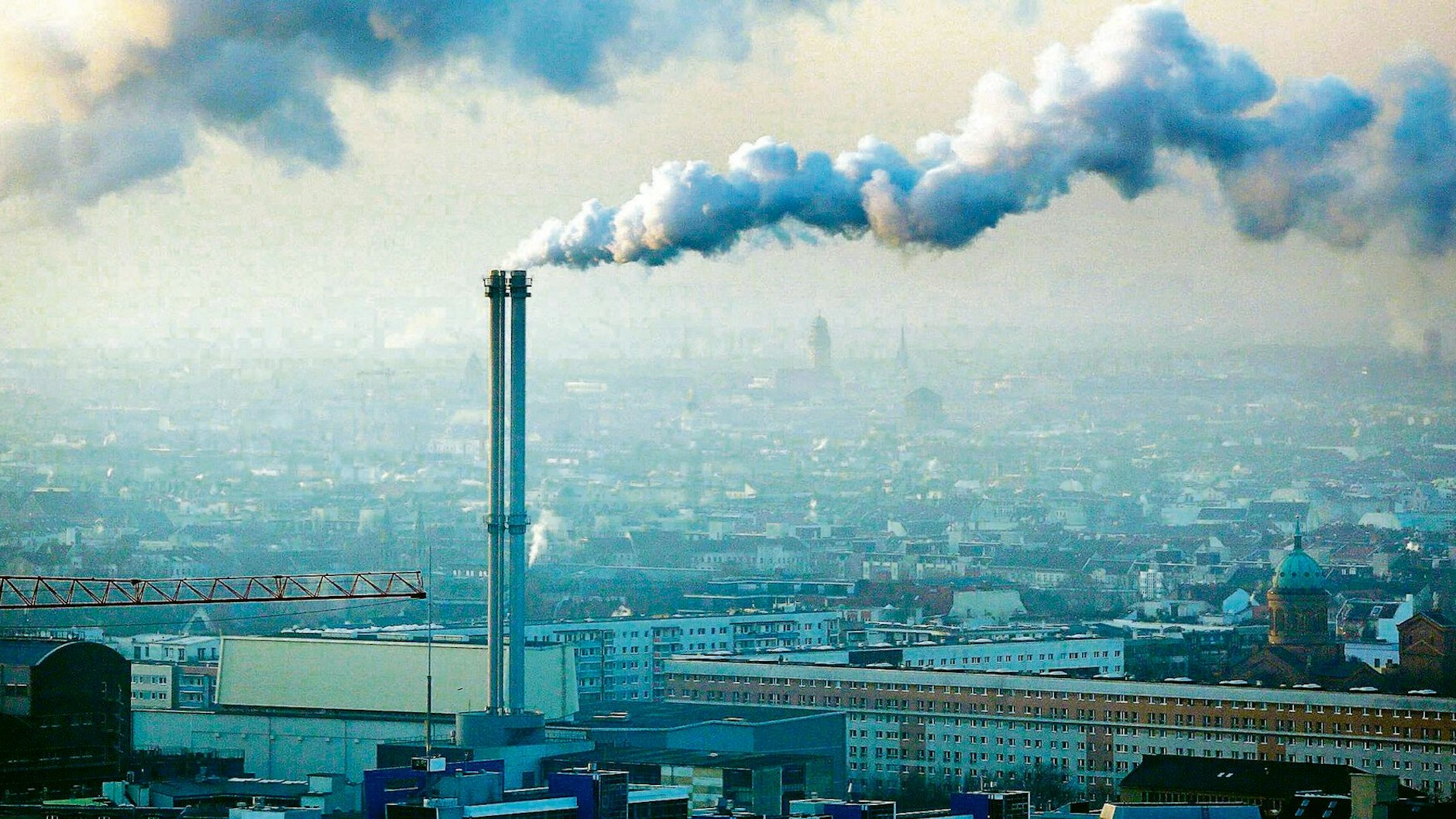 Dicke Luft in Berlin: das Heizkraftwerk Mitte. Doch im Vergleich zu früher hat sich die Luft verbessert.