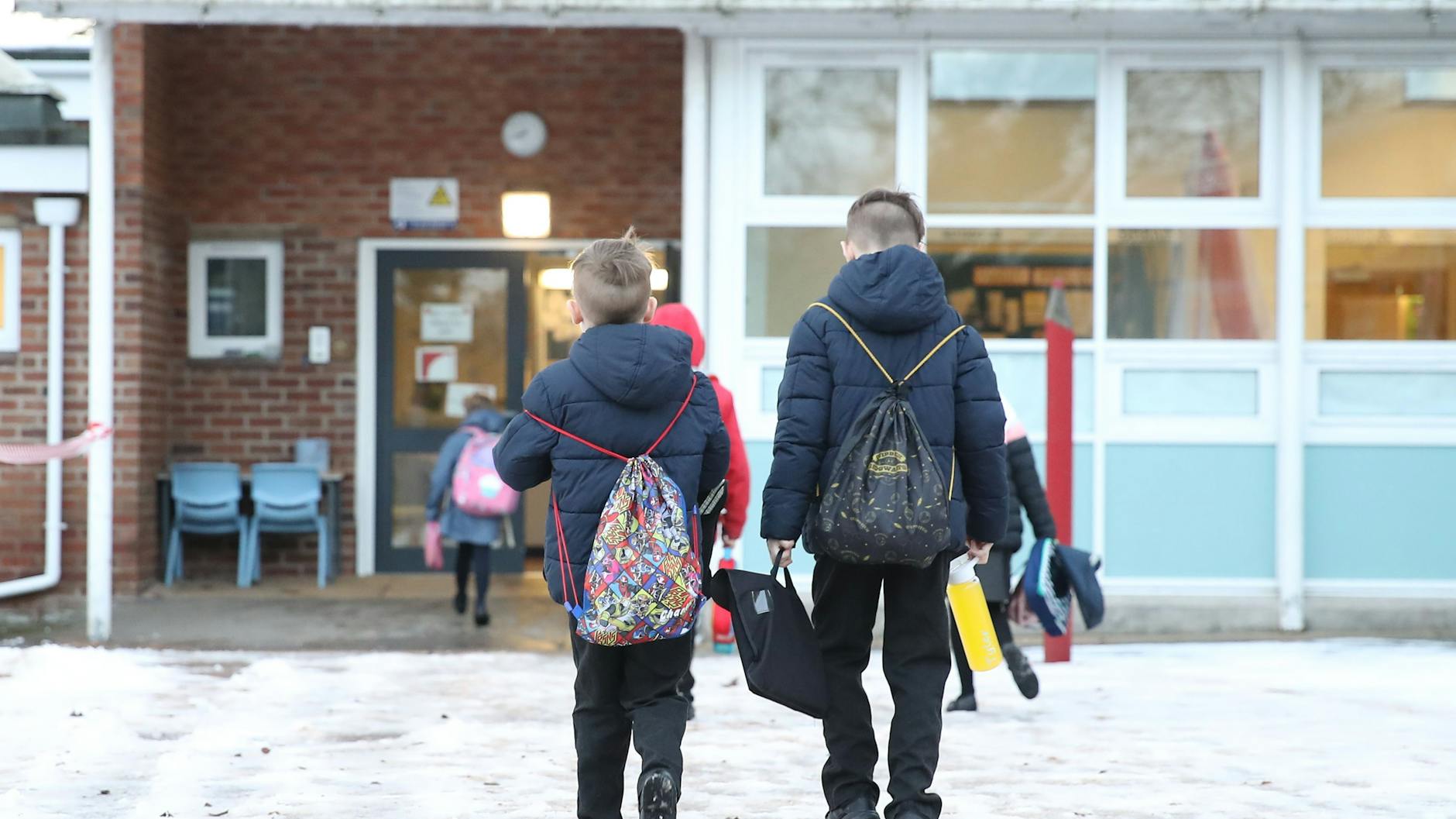 Für britische Schüler öffneten die Schulen am Montag wieder.