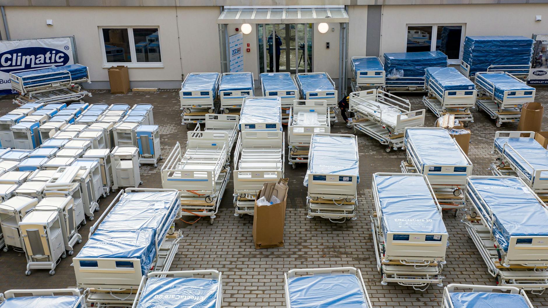 Betten wurden an einem Corona-Notkrankenhaus im niederschlesischen Boleslawiec (Bunzlau) angeliefert - aber es fehlt Polen an Ärzten.