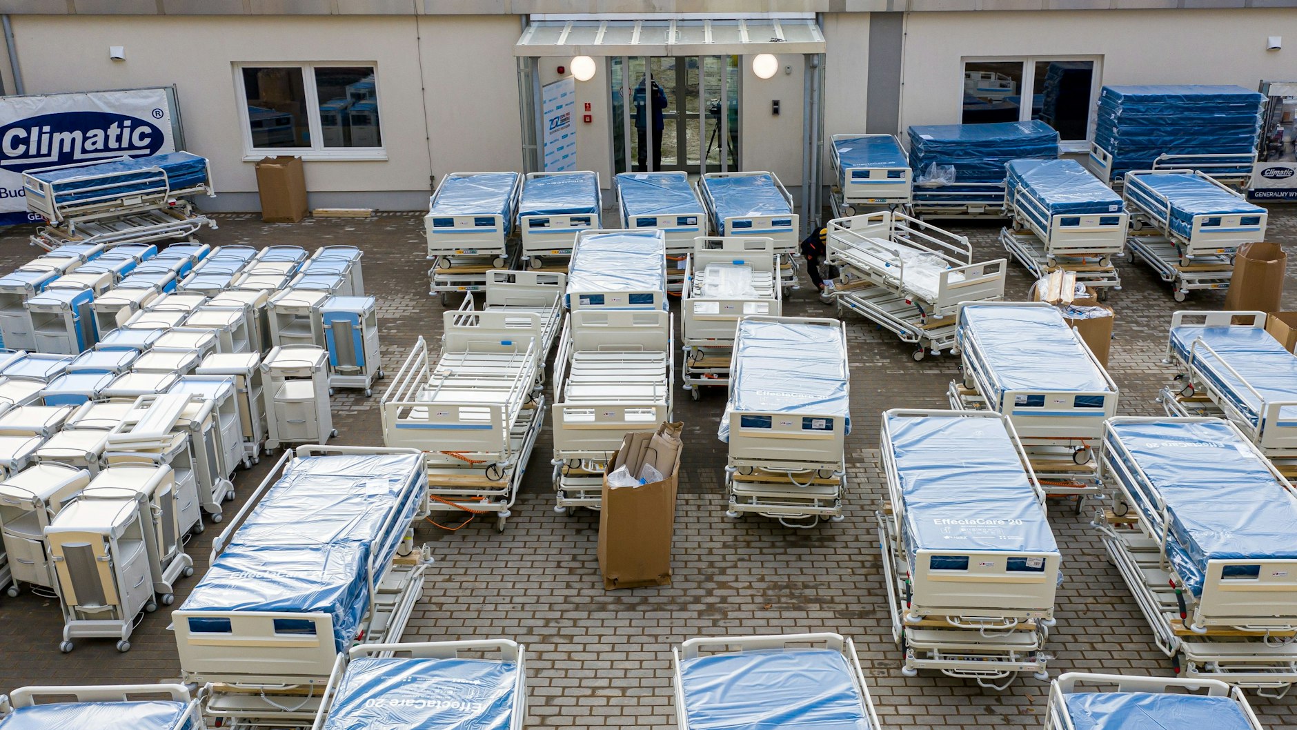 Betten wurden an einem Corona-Notkrankenhaus im niederschlesischen Boleslawiec (Bunzlau) angeliefert - aber es fehlt Polen an Ärzten.