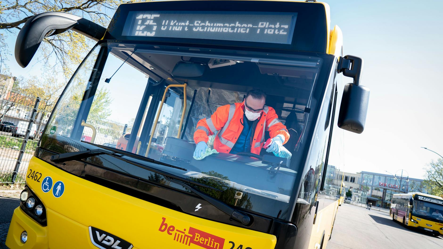Erst desinfizieren, dann fahren: Ein BVG-Bus wird vor der Weiterfahrt gereinigt.