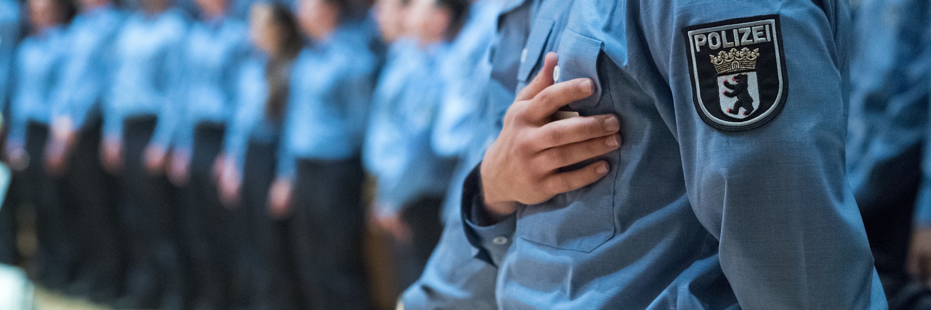 Junge Polizeibeamte bei der feierlichen Vereidigung in Berlin.