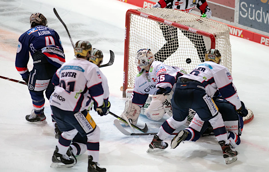 Brent Aubin erzielt die 2:1-Führung für die Iserlohn Roosters gegen die Eisbären Berlin.