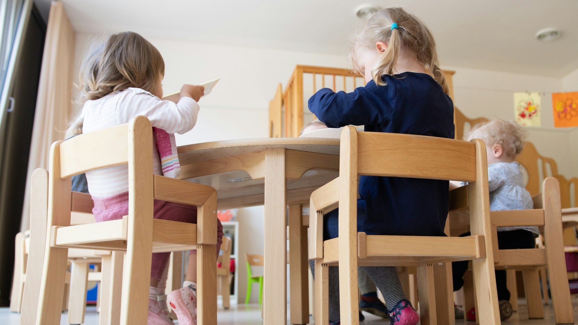 Einige Studien ergaben, dass Kinder bis zehn Jahre das Virus weniger stark verbreiten als Jugendliche und Erwachsene.