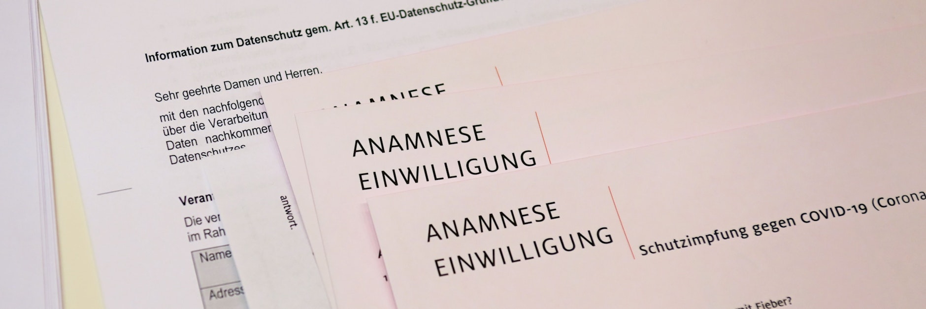 In den Einladungen befinden sich wichtige Dokumente, die ausgefüllt werden müssen.