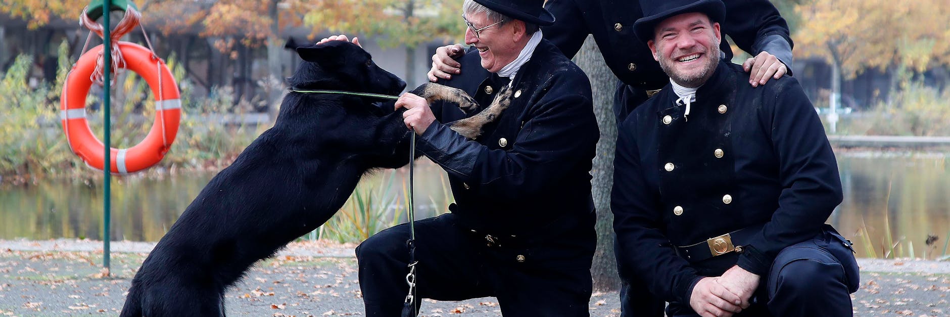 Schornsteinfeger werben im Tierheim Berlin für die Vermittlung von schwarzen Tieren.