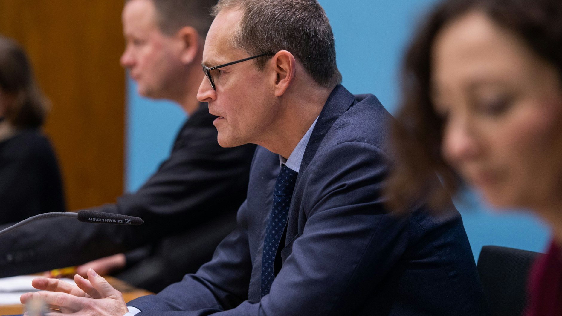Klaus Lederer (Die Linke, l-r), Kultursenator von Berlin, Michael Müller (SPD), Berlins Regierender Bürgermeister, und Ramona Pop (Bündnis 90/Die Grünen), Wirtschaftssenatorin von Berlin nach der vorherigen Sondersitzung des Berliner Senats zur Umsetzung der Corona-Beschlüsse.