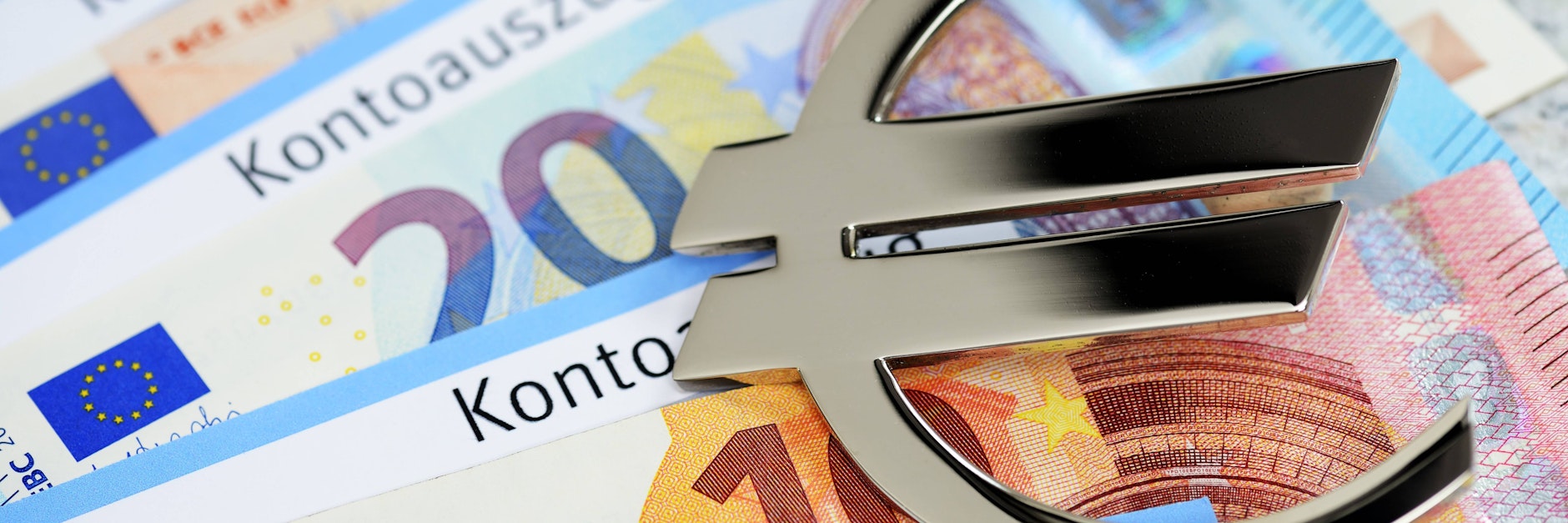 Kontoauszüge und Geldscheine mit Eurozeichen (Symbolbild).