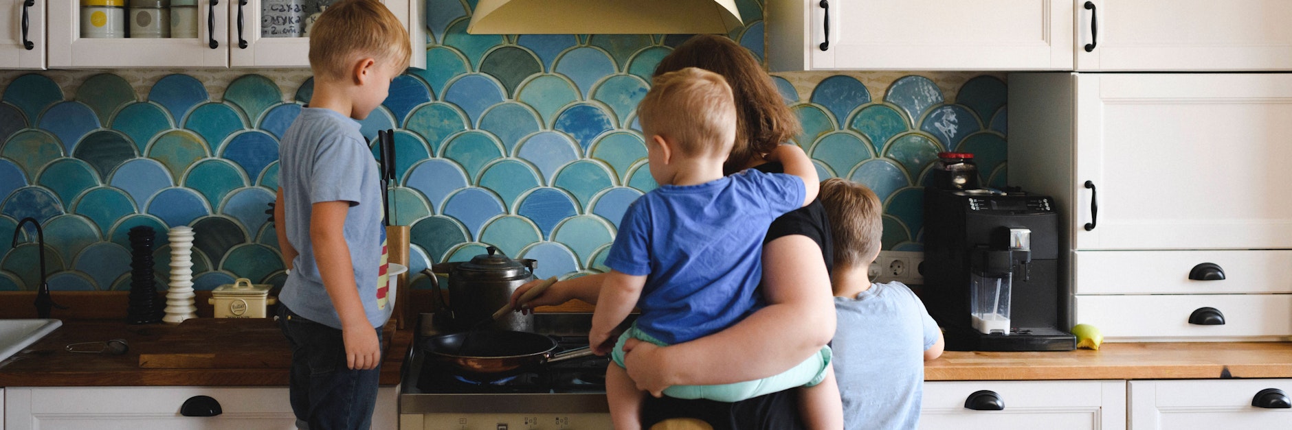 Alleinerziehende können mit Kindern zu Besuch kommen.