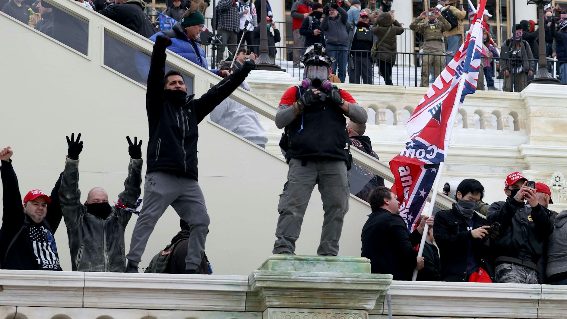 Trump-Fans posieren auf den Zugangstreppen des Kapitols.
