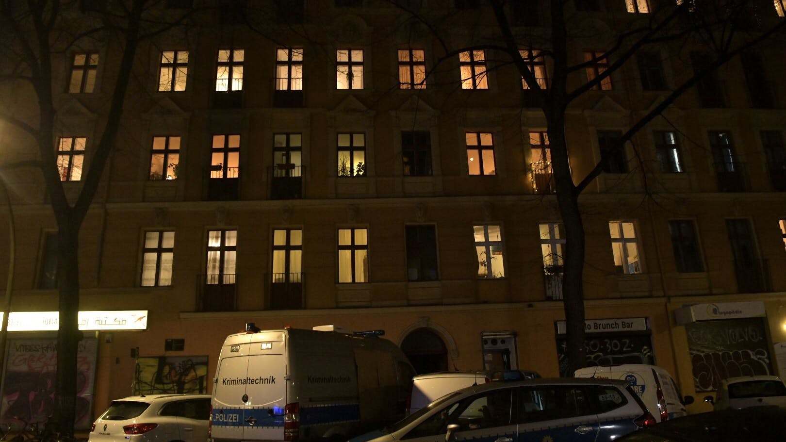 Die Polizei am Tatort an der Mahlower Straße.