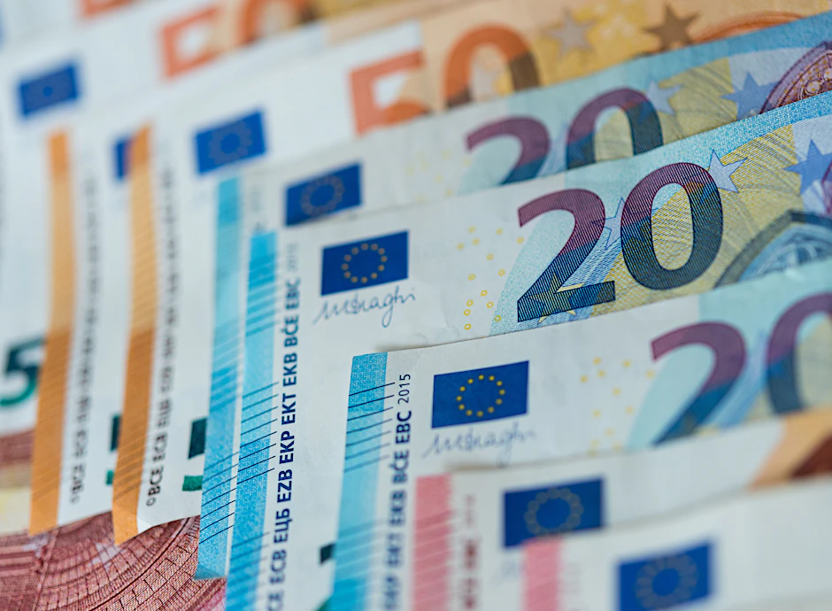 Banknoten von 10, 20 und 50 Euro liegen sortiert auf einem Tisch (Symbolbild).