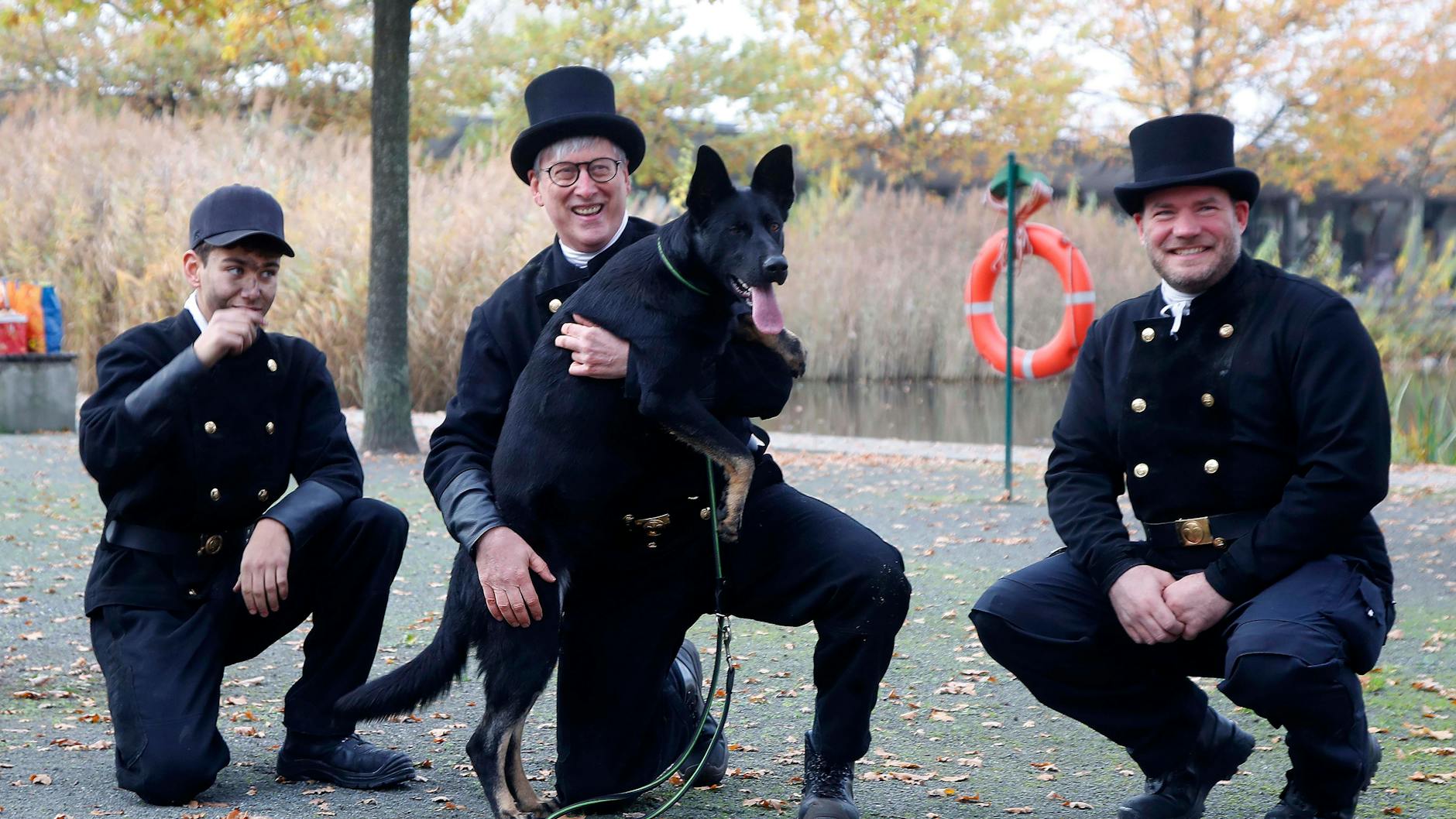 Schornsteinfeger werben im Tierheim Berlin für die Vermittlung von schwarzen Tieren.