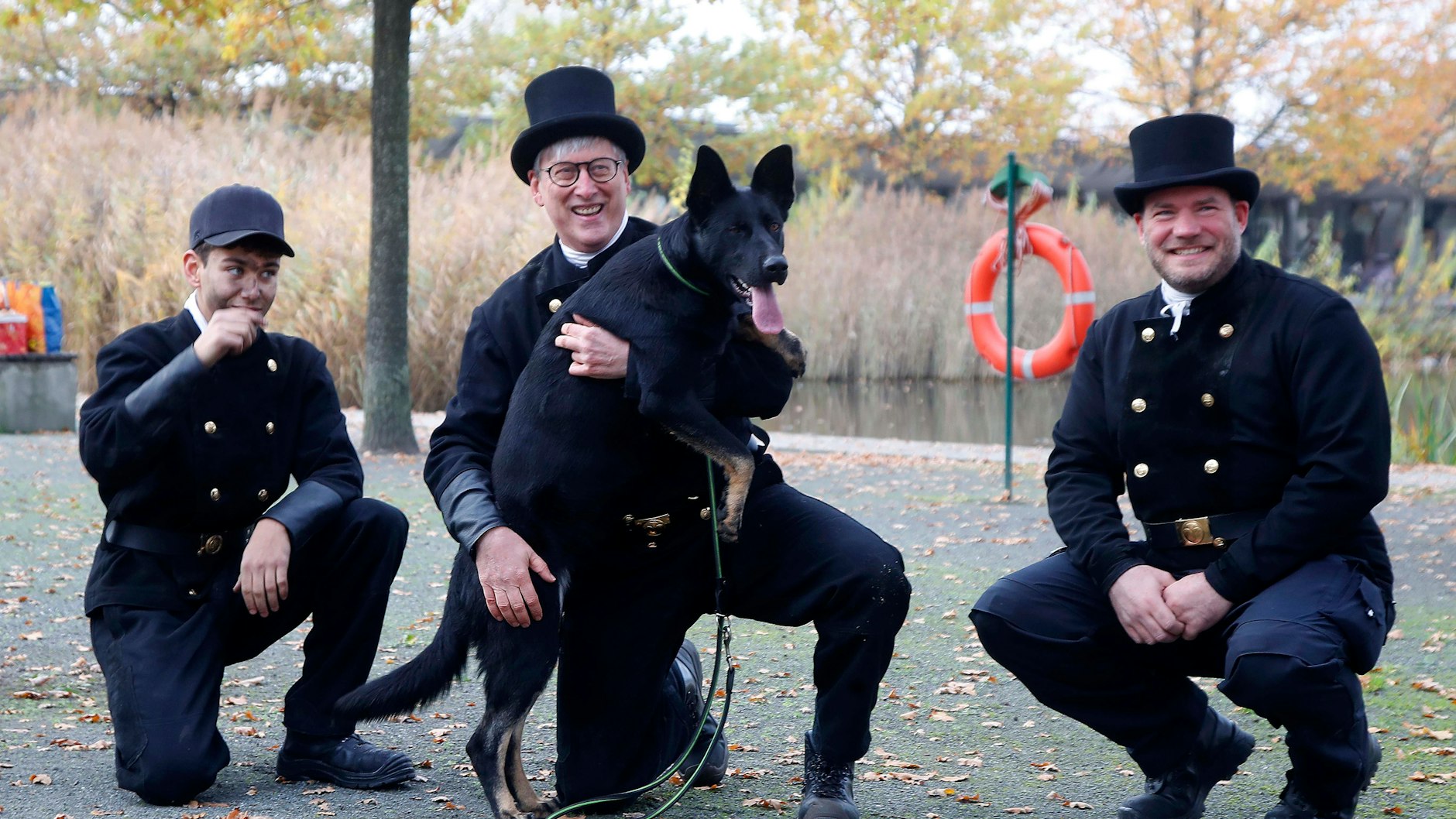 Schornsteinfeger werben im Tierheim Berlin für die Vermittlung von schwarzen Tieren.