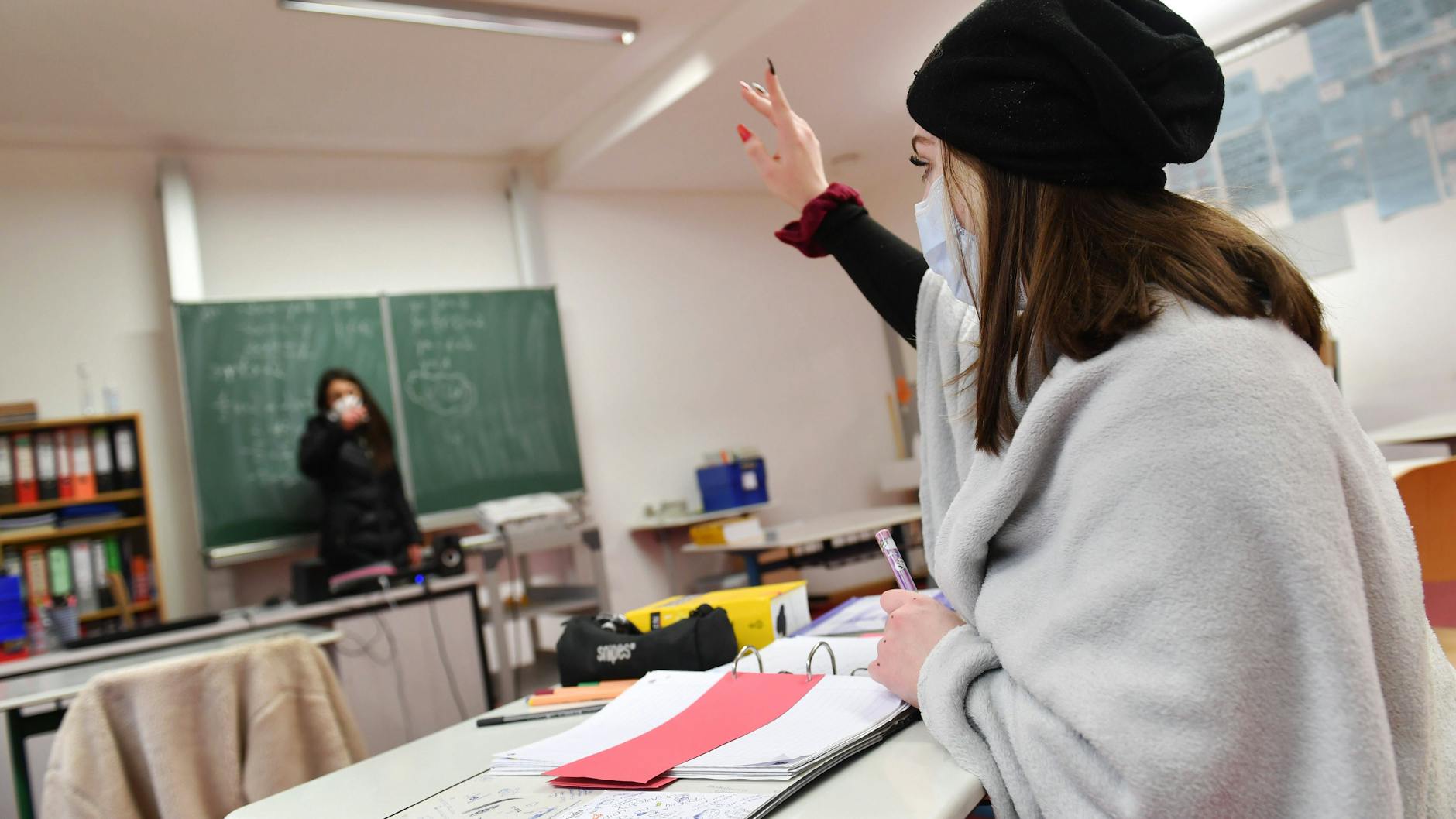 Für Schüler, die vor dem Abitur oder dem mittleren Schulabschluss stehen, beginnt der Unterricht in der Schule wieder ab dem 11. Januar – in jeweils halben Klassen oder Kursen.