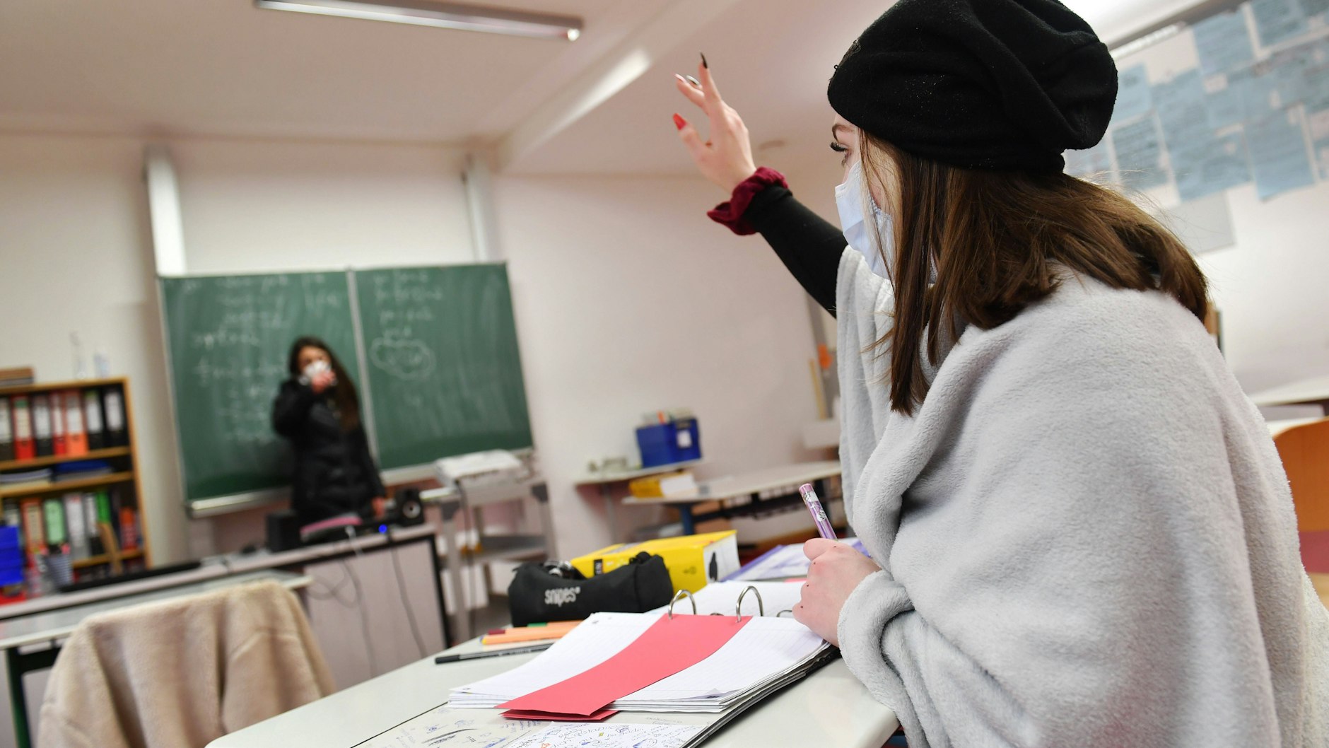 Für Schüler,  die vor dem Abitur oder dem mittleren Schulabschluss stehen, beginnt der Unterricht in der  Schule wieder ab dem 11. Januar – in jeweils  halben Klassen oder Kursen.
