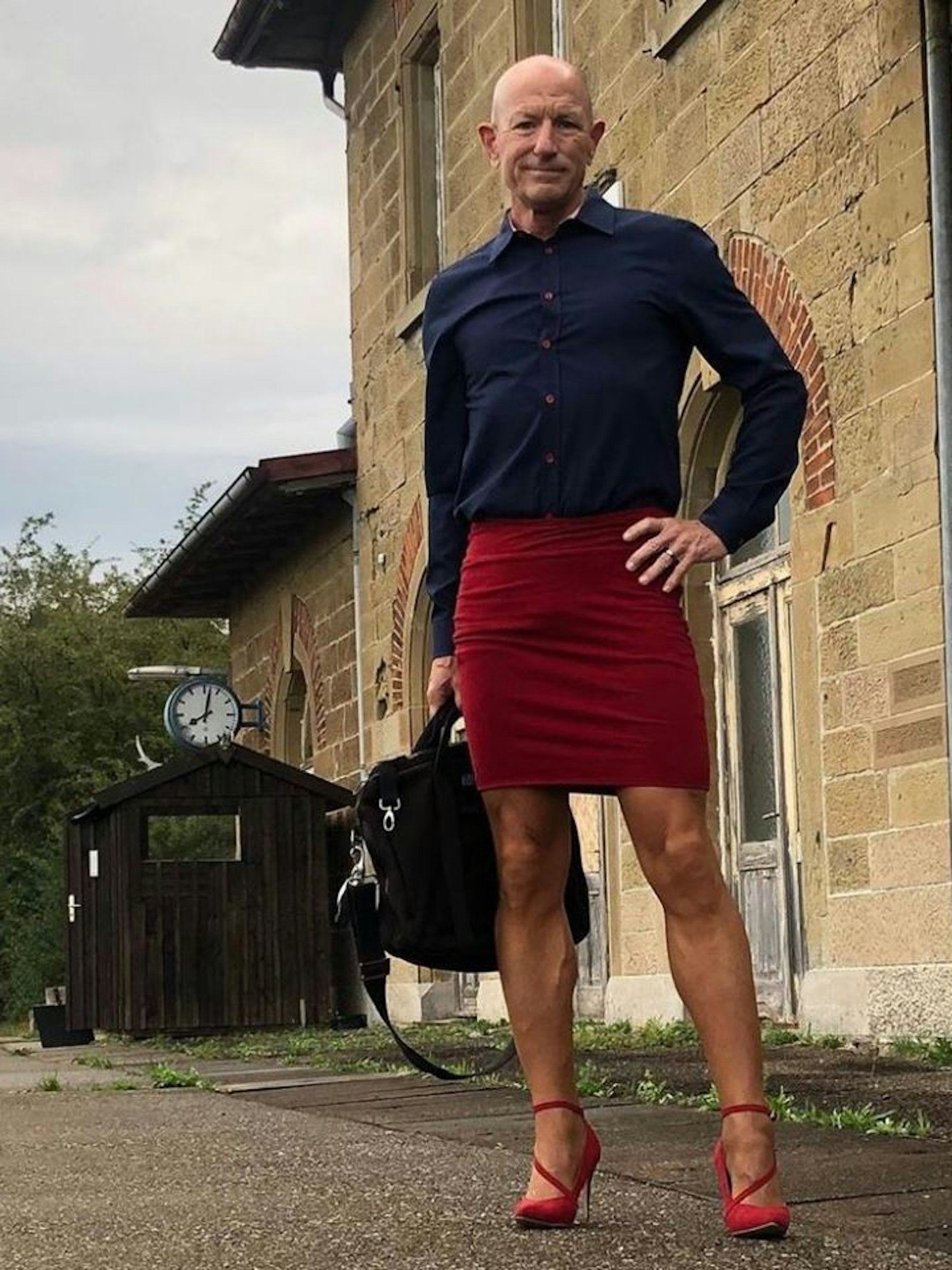 Bryan ist 1,80 Meter groß und trägt dabei Schuhgröße 41.