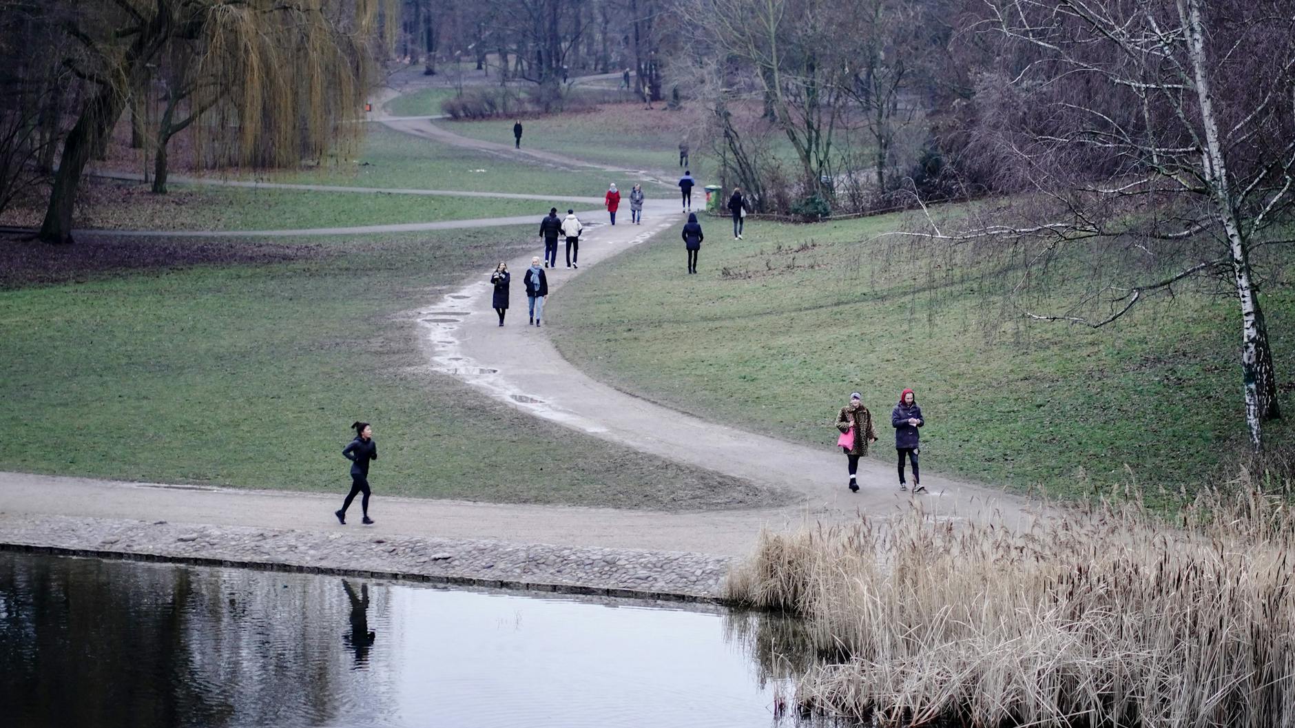 Wer in einem Gebiet mit einer 7-Tage-Inzidenz von mehr als 200 wohnt, soll sich nicht mehr als 15 Kilometer von seinem Wohnort entfernen.