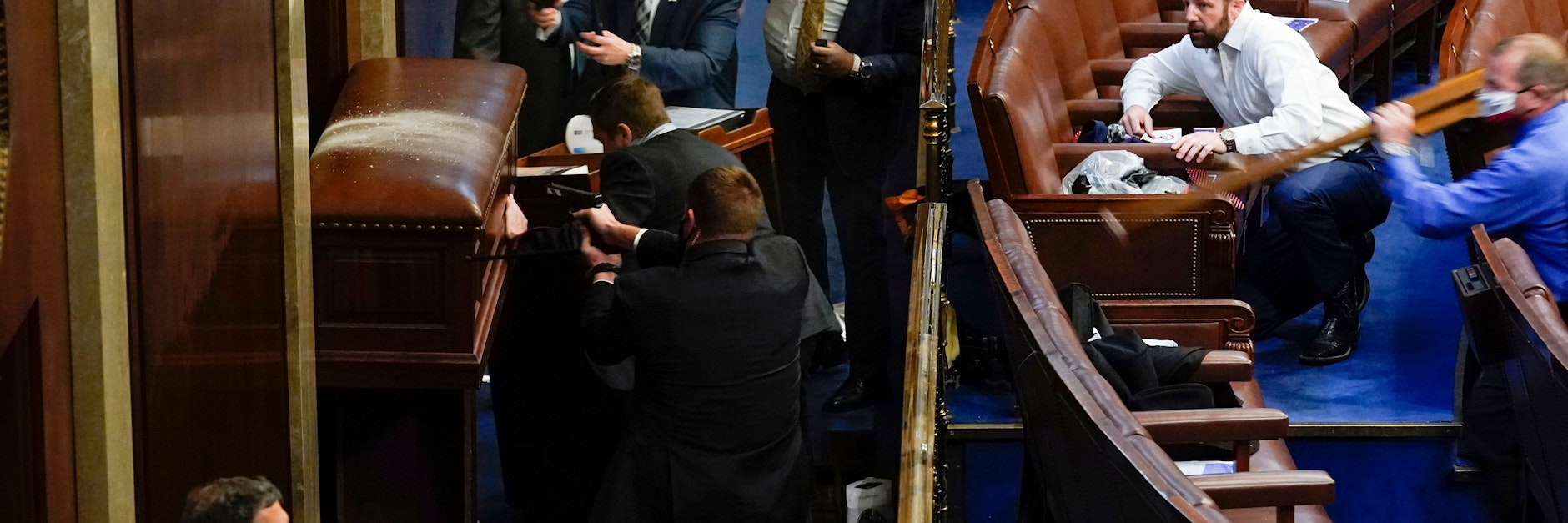 Sicherheiskräfte versuchen Eindringlinge mit Waffengewalt zu stoppen