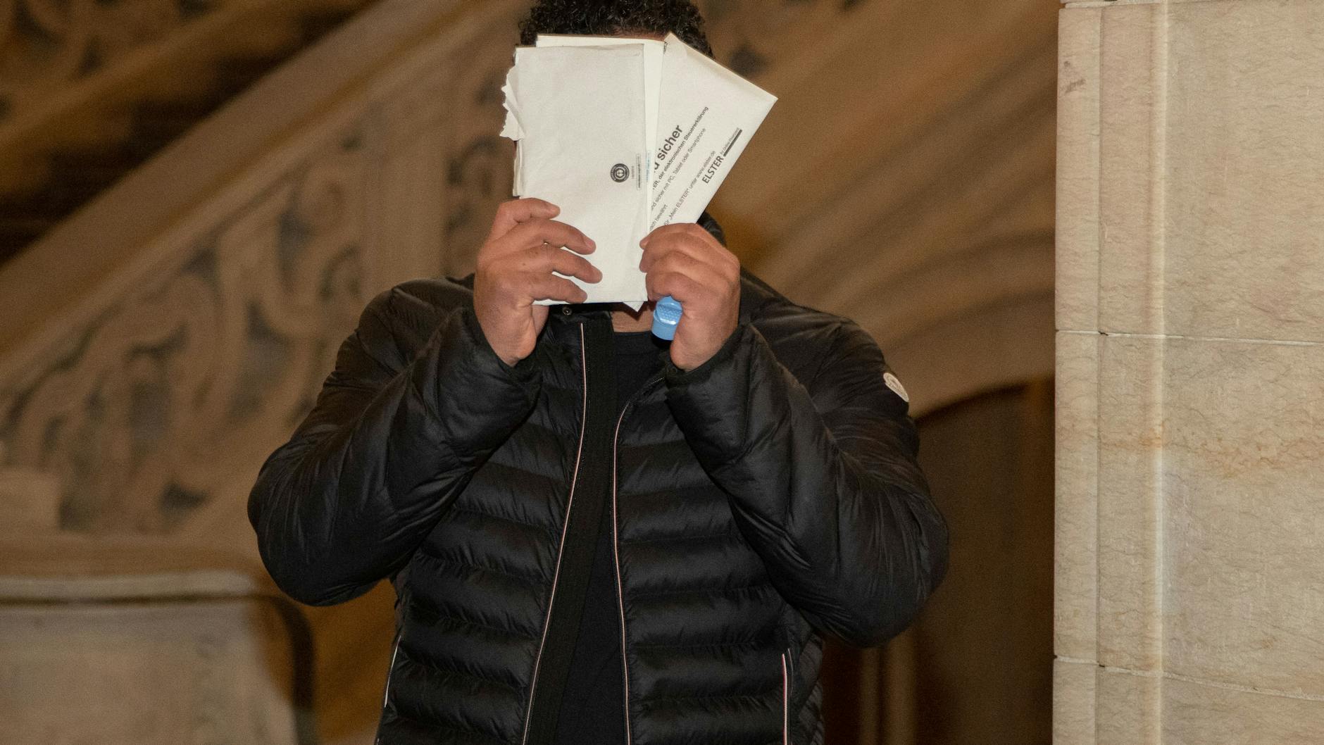 Der Angeklagte Arafat Abou-Chaker vor einer Gerichtsverhandlung im Dezember. Sein Bruder kam jetzt auf freien Fuß. 