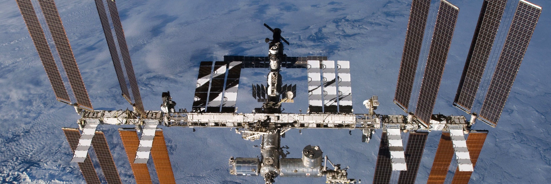Die Internationale Raumstation (ISS) in der Erdumlaufbahn.