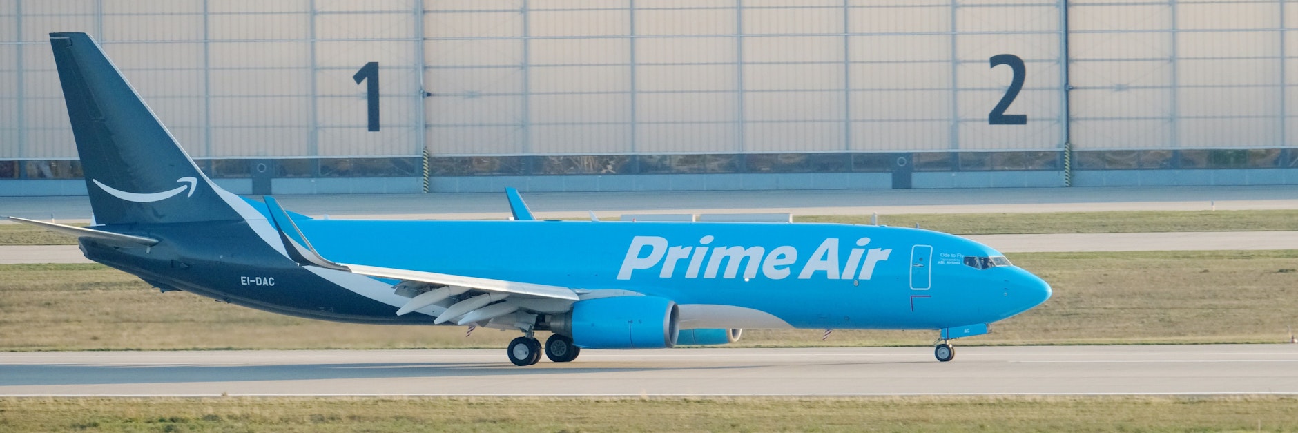 Ein Boeing 737-800 rollt auf dem Flughafen Leipzig-Halle über die Landebahn. Die Maschine fliegt für den Online-Händler Amazon.